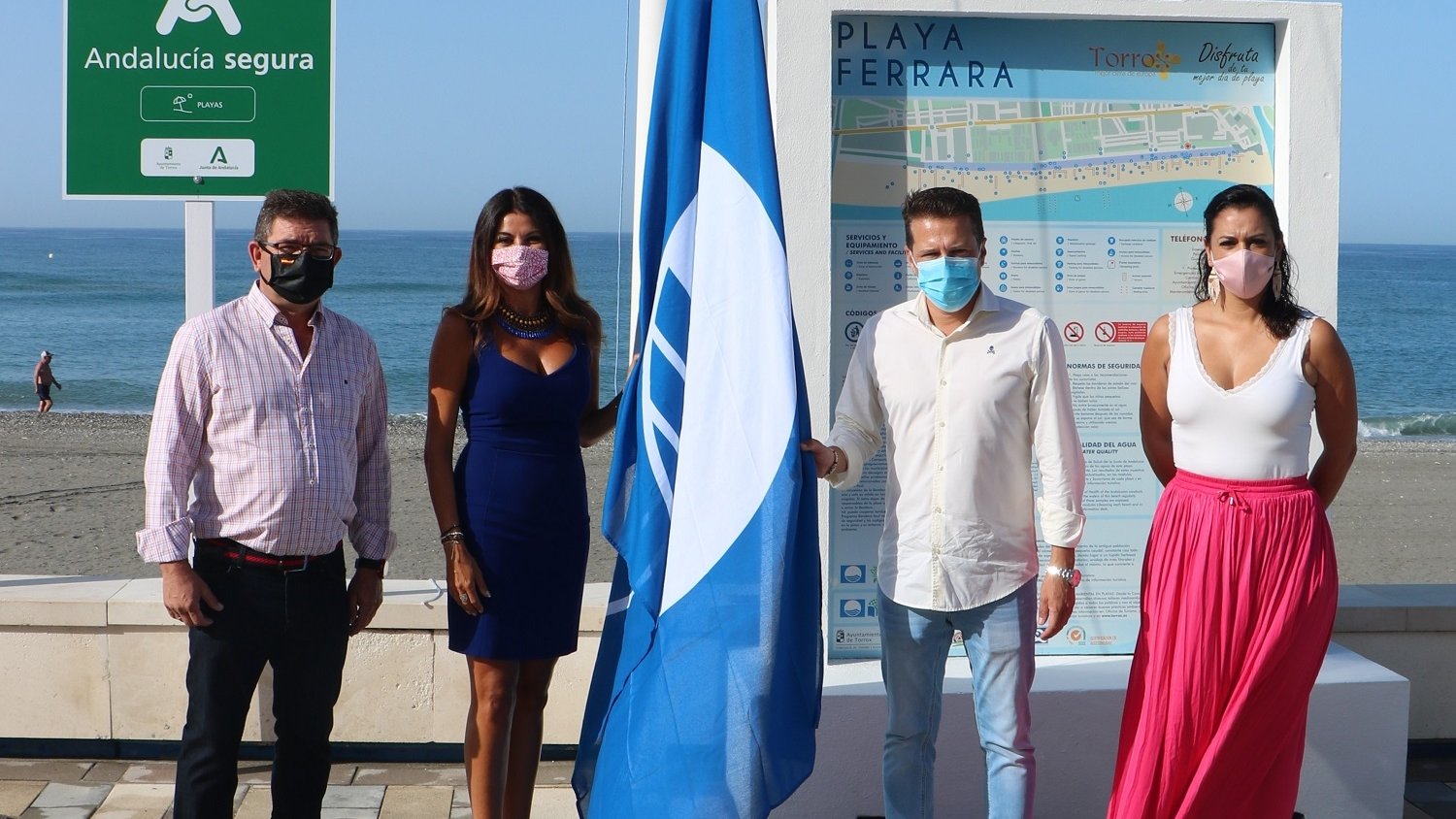 Las playas de Torrox ya cuentan con la Bandera Azul y el distintivo ‘Andalucía Segura’