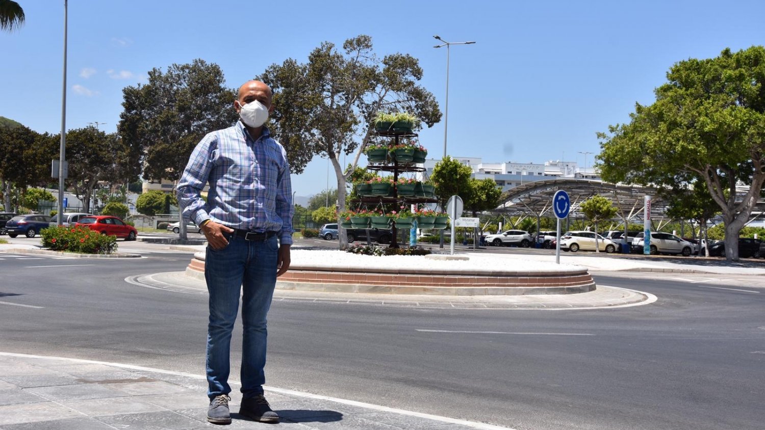 Fuengirola embellece una rotonda en la zona de Miramar con la creación de un nuevo jardín vertical