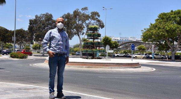 Fuengirola embellece una rotonda en la zona de Miramar con la creación de un nuevo jardín vertical