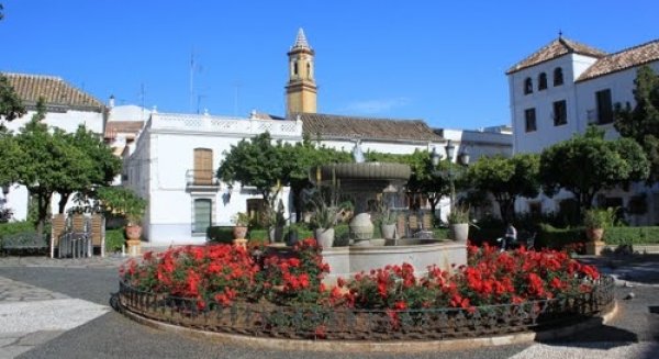 Estepona homenajea a los Cuerpos de Seguridad del Estado por su lucha en el Covid-19 con un concierto