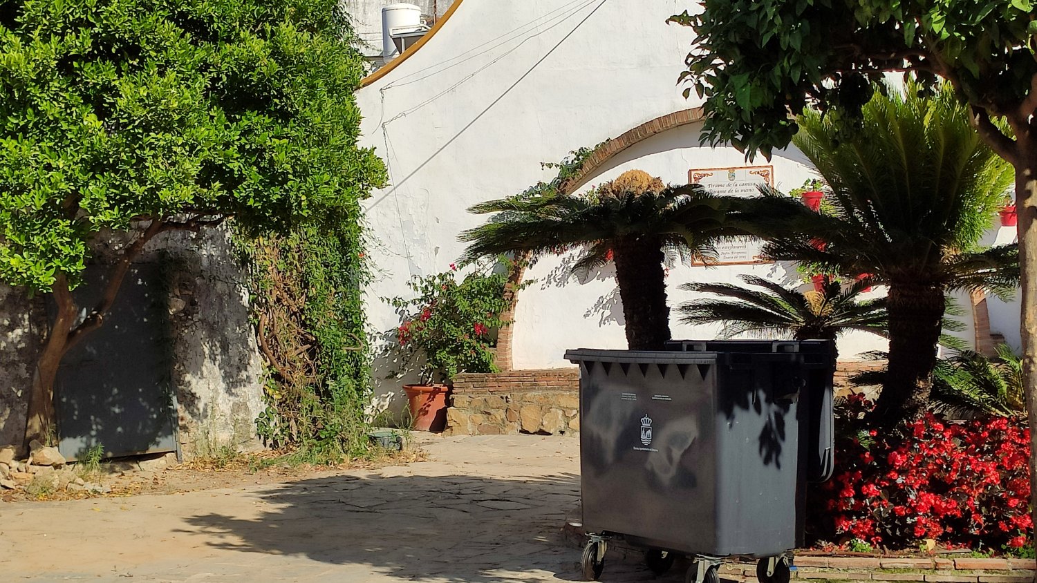 El Ayuntamiento renueva los contenedores de residuos ‘quita y pon’ del centro urbano de Estepona