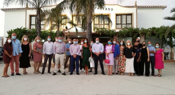 Junta presenta a una docena de agencias de viaje de Granada y Sevilla la oferta turística de la Axarquía