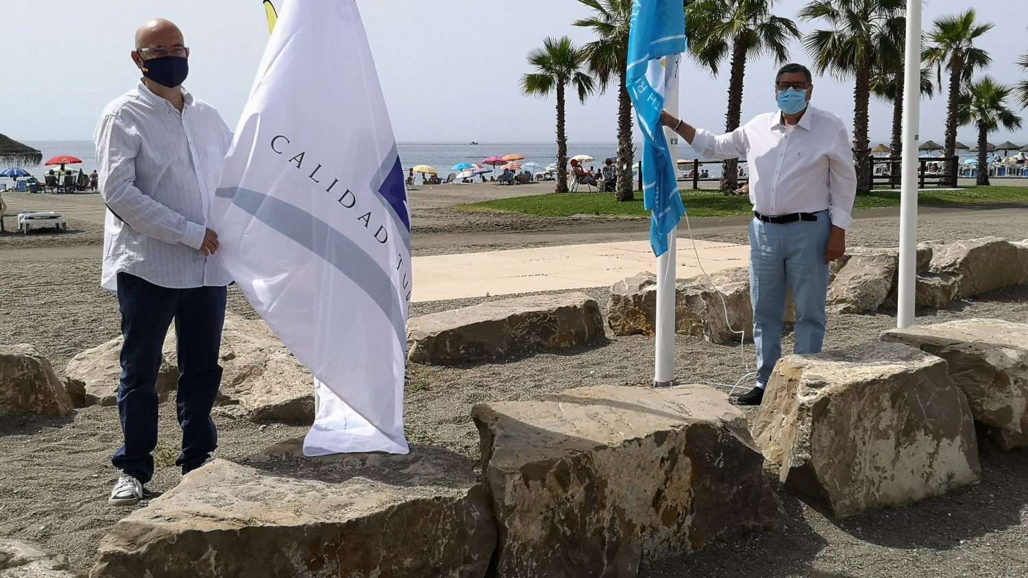 Las banderas 'Q de Calidad' y 'Safe Tourism' ya ondean en las playas de Torre del Mar, La Caleta y Benajarafe