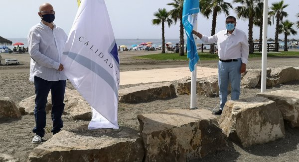 Las banderas 'Q de Calidad' y 'Safe Tourism' ya ondean en las playas de Torre del Mar, La Caleta y Benajarafe