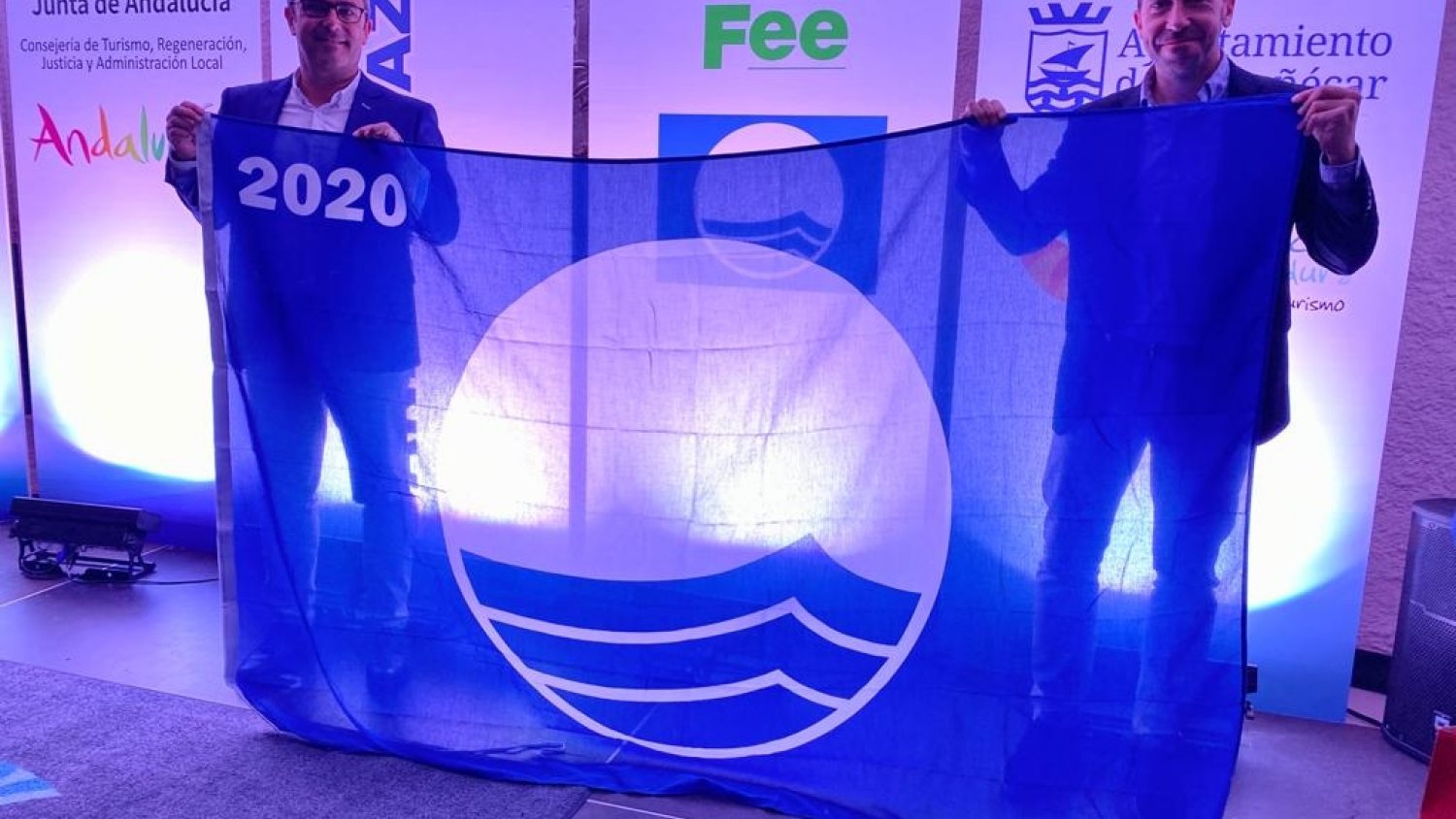 Fuengirola recibe las cuatro Banderas Azules que acreditan la calidad de todas sus playas