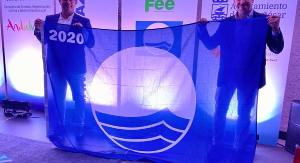 Fuengirola recibe las cuatro Banderas Azules que acreditan la calidad de todas sus playas