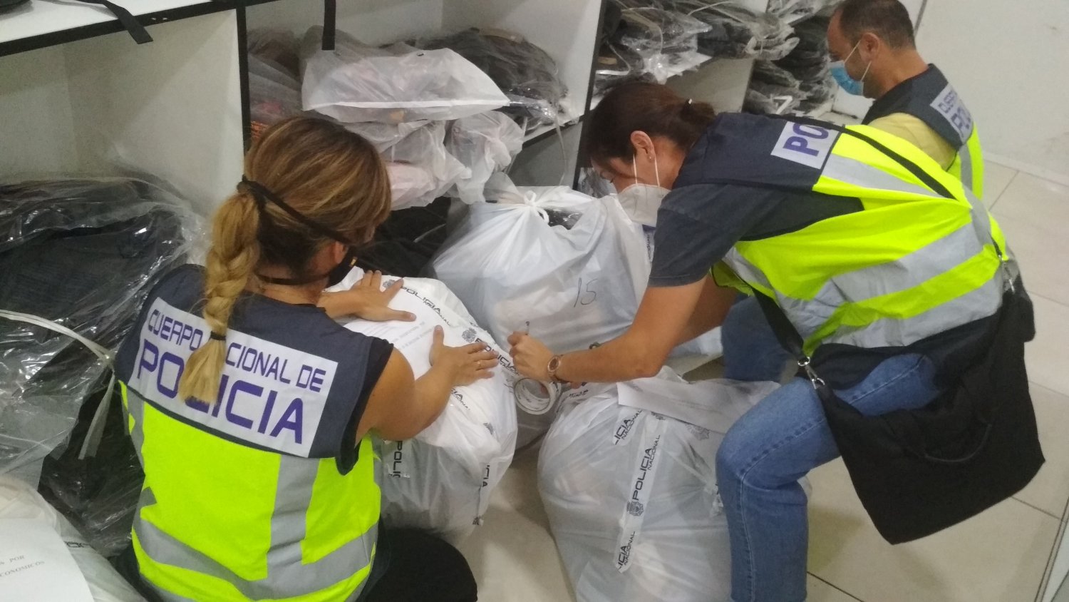 Policía Nacional incauta 810 productos falsificados de marcas de prestigio en un polígono industrial en Málaga