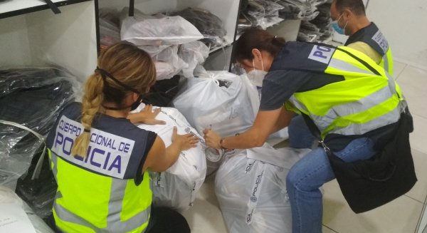 Policía Nacional incauta 810 productos falsificados de marcas de prestigio en un polígono industrial en Málaga