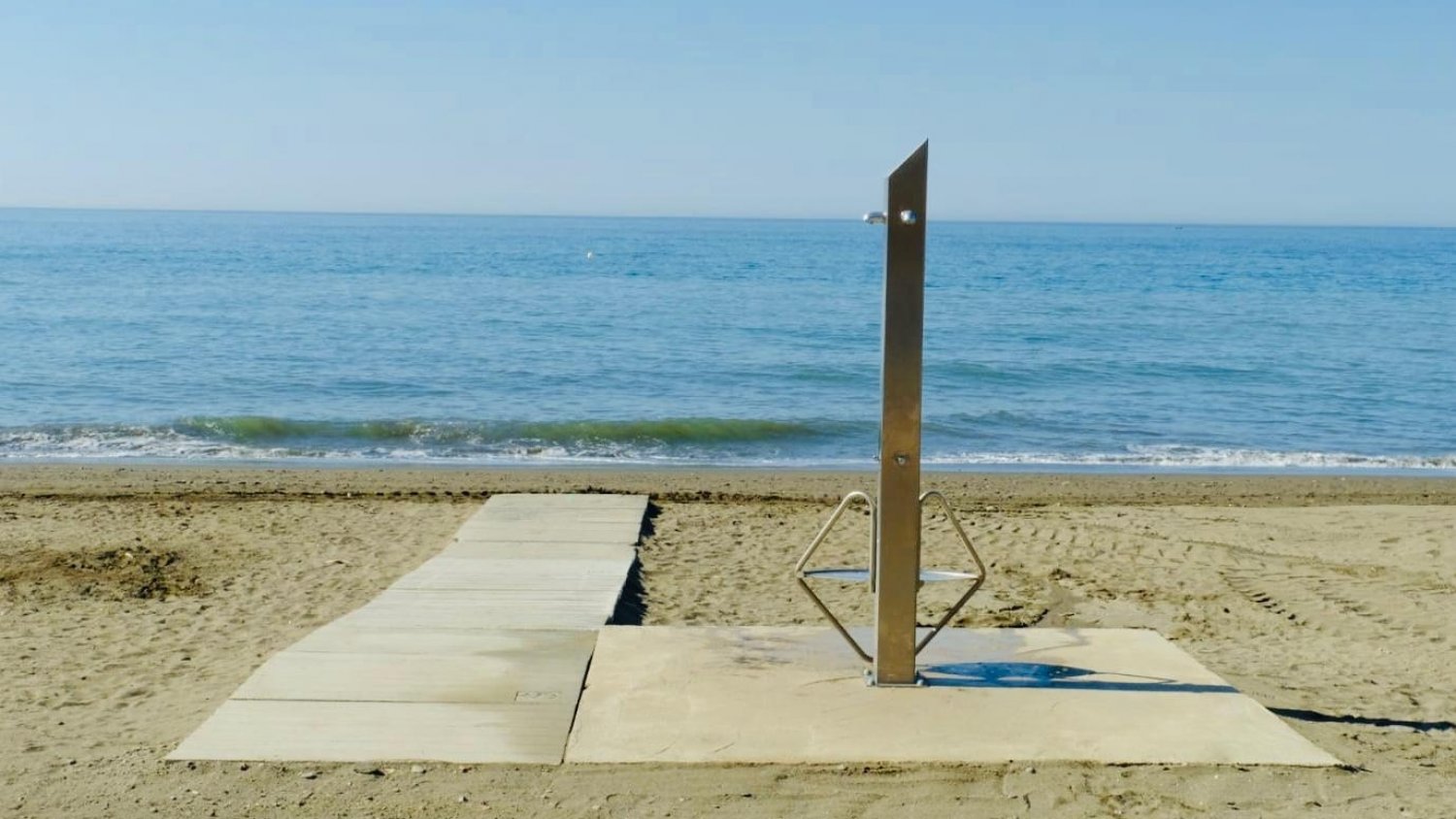 El Ayuntamiento de Rincón de la Victoria instala tres duchas adaptadas en la Playa de La Cala del Moral