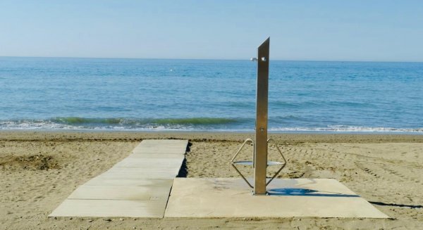 El Ayuntamiento de Rincón de la Victoria instala tres duchas adaptadas en la Playa de La Cala del Moral