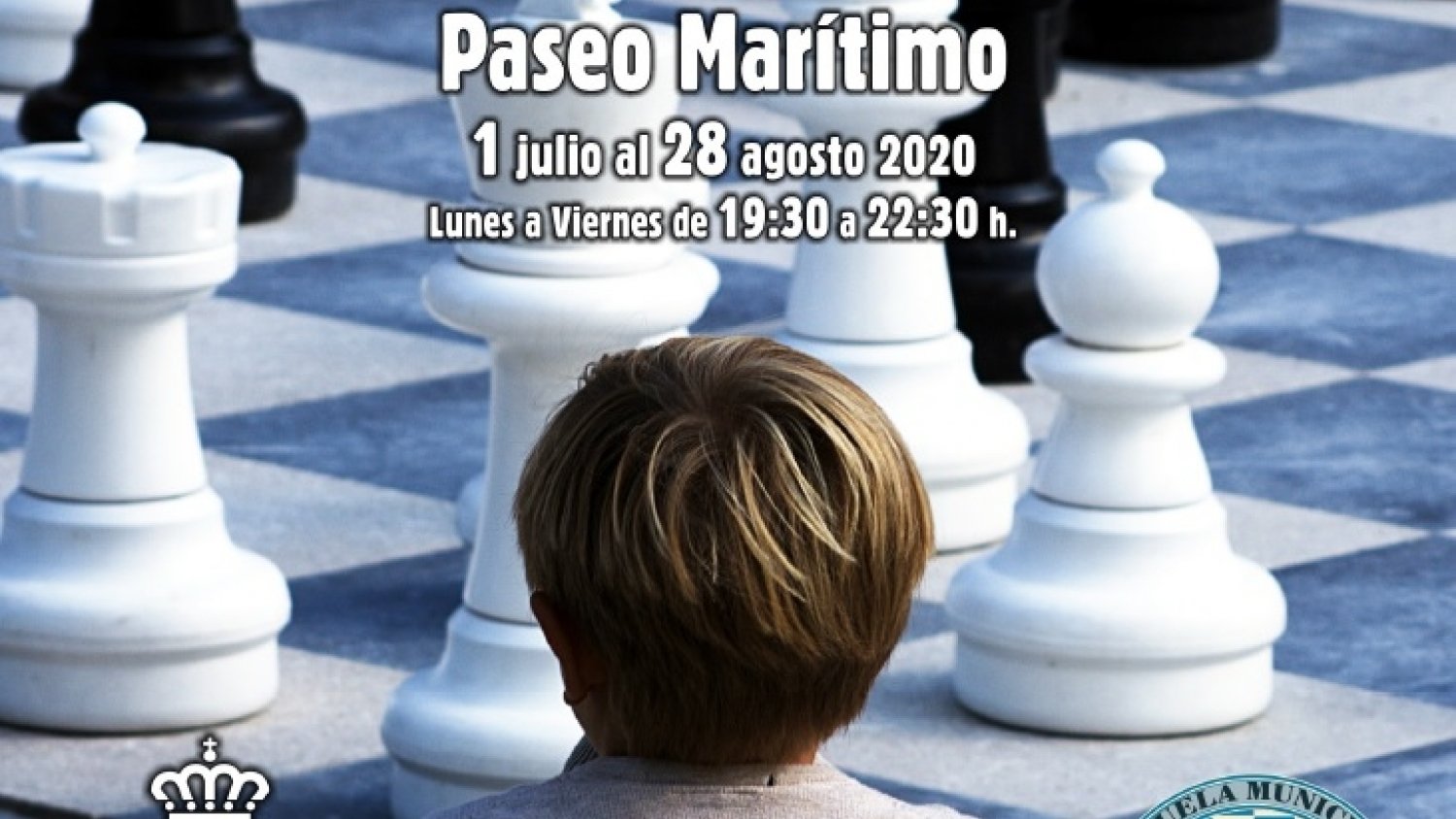 Estepona organiza partidas de ajedrez en los tableros gigantes del paseo marítimo durante el verano