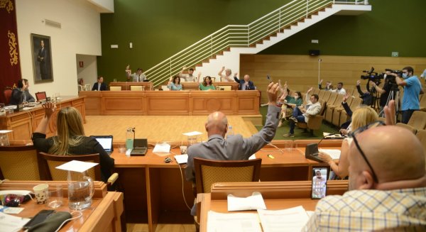 Torremolinos acuerda reducir un 10% del sueldo de políticos para reforzar los Servicios Sociales
