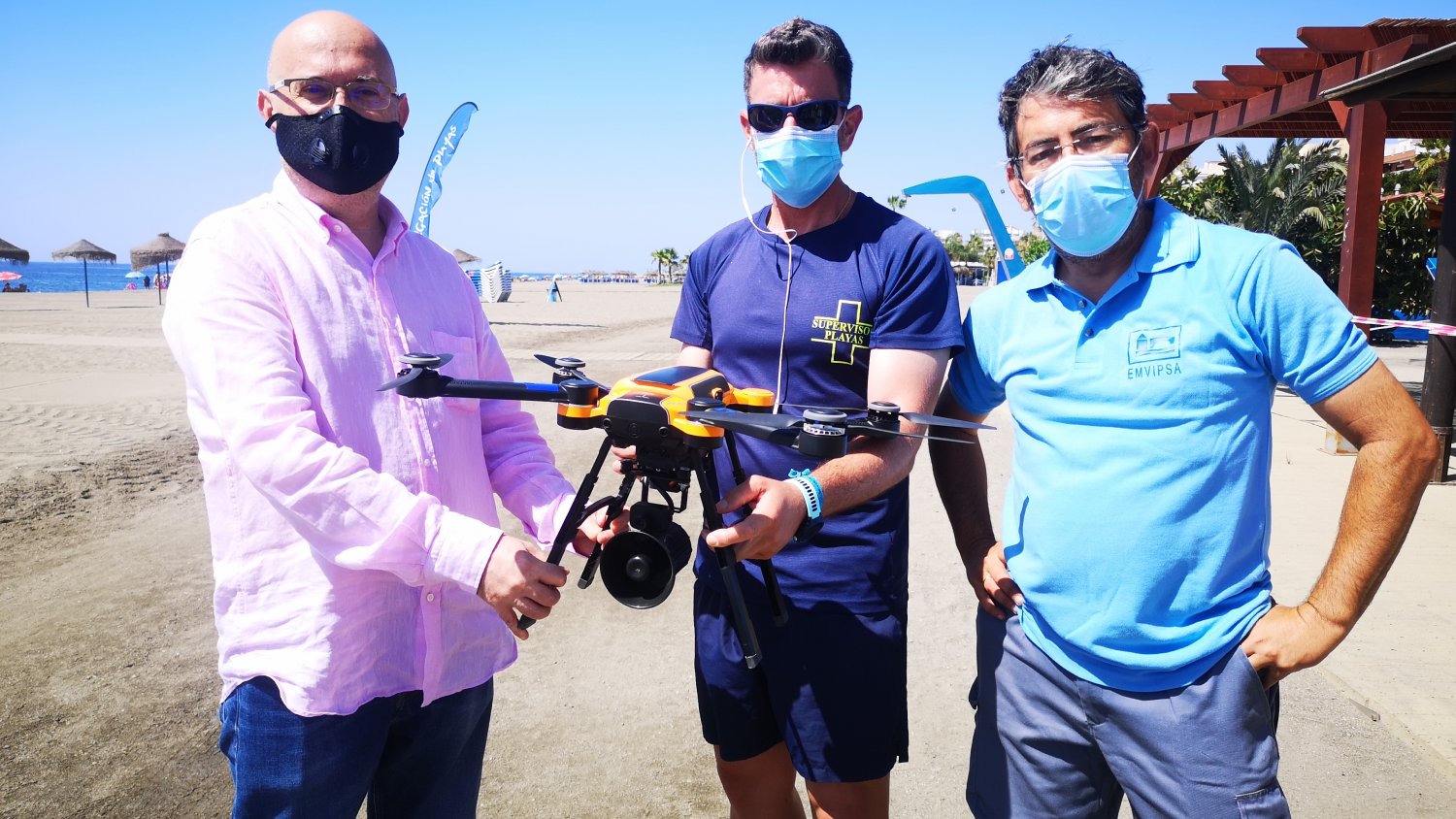 Playas presenta en Torre del Mar un dron de vigilancia y seguridad contemplado en el plan de contingencia