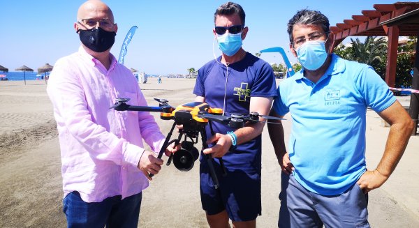 Playas presenta en Torre del Mar un dron de vigilancia y seguridad contemplado en el plan de contingencia