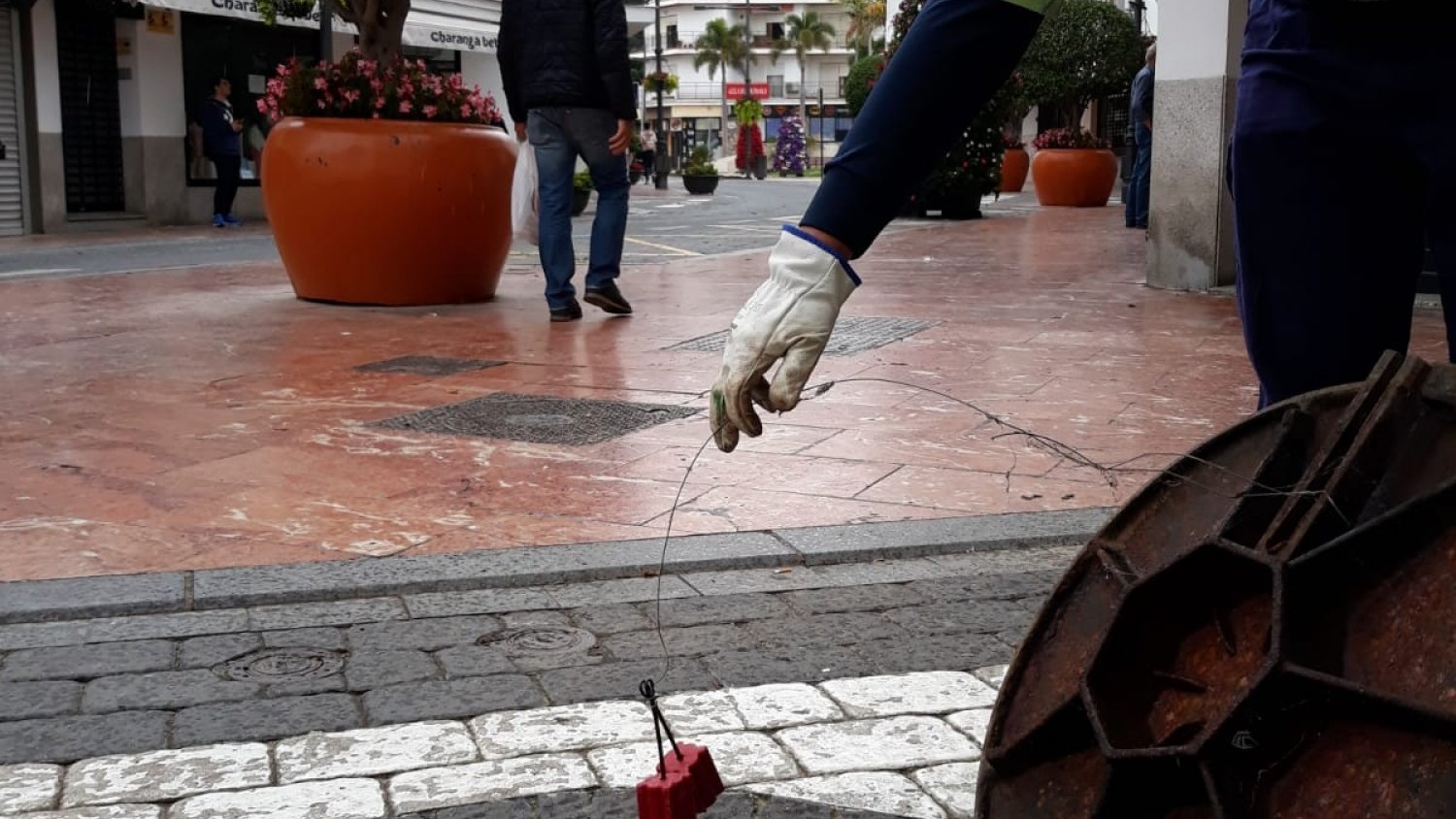 Estepona refuerza los trabajos de desinfección en 406 kilómetros de la red de alcantarillado