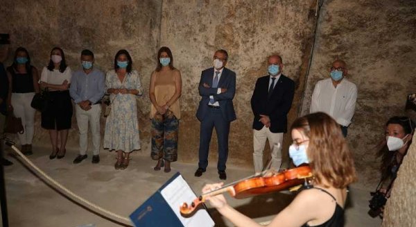 Diputación destaca el complejo de Los Dólmenes como un símbolo de la reapertura de la provincia