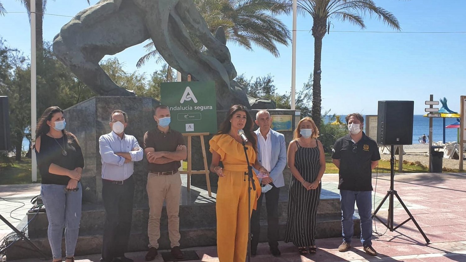 La delegada de Turismo pone en valor la calidad y seguridad de las playas de Manilva