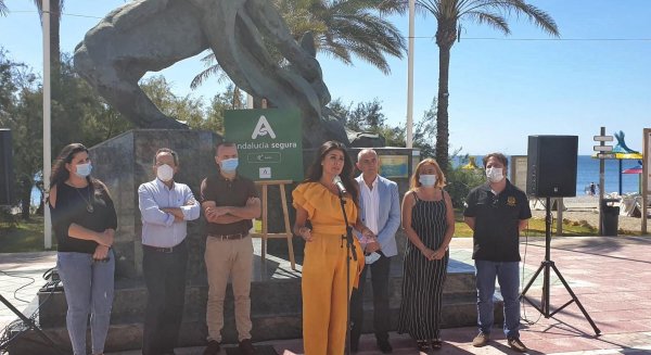 La delegada de Turismo pone en valor la calidad y seguridad de las playas de Manilva