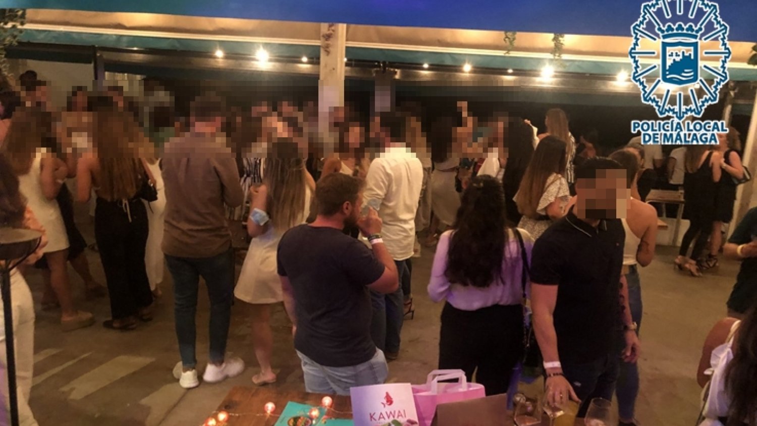 La policía de Málaga denuncia y desaloja un chiringuito que celebraba una fiesta con unas 300 personas
