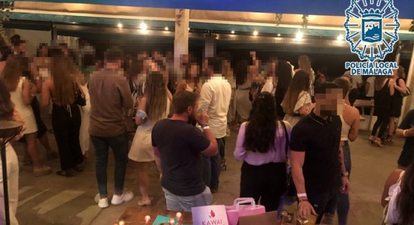 La policía de Málaga denuncia y desaloja un chiringuito que celebraba una fiesta con unas 300 personas