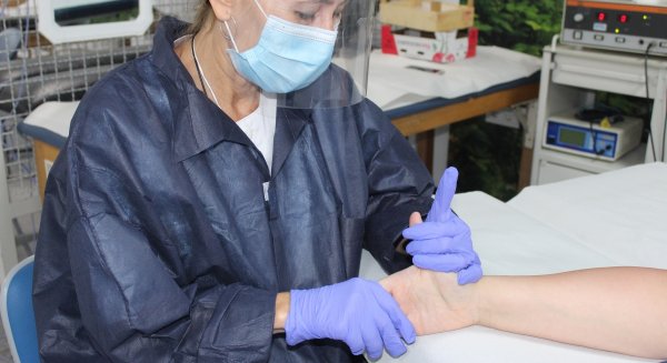 El Hospital de la Axarquía reanuda su actividad en rehabilitación y fisioterapia para pacientes externos