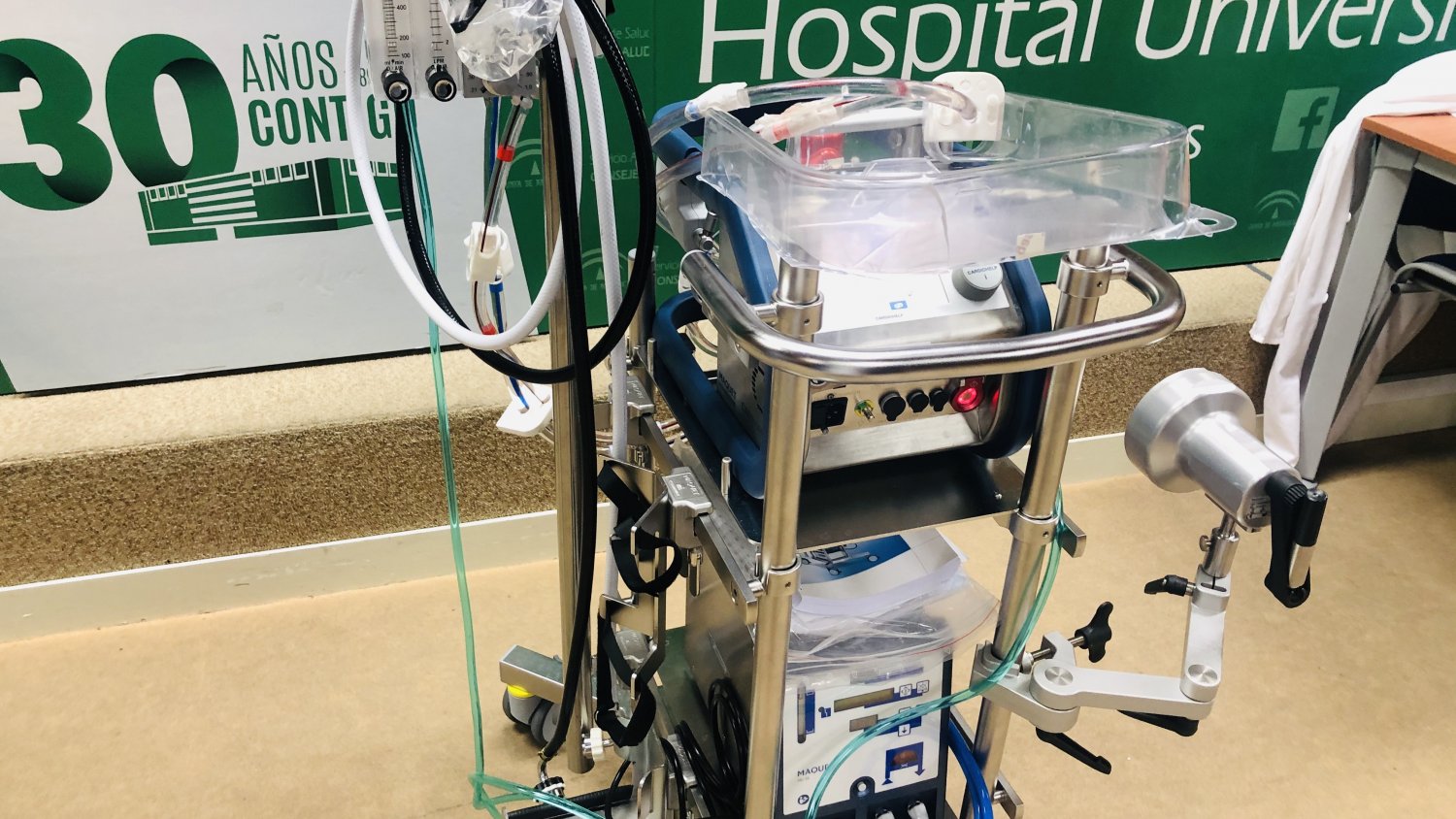 El Hospital Virgen de la Victoria incorpora el nuevo equipo ECMO de soporte vital para  pacientes críticos