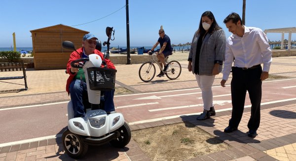 Cs denuncia el riesgo en un tramo del paseo marítimo de Fuengirola al acumularse alcorques sin árboles