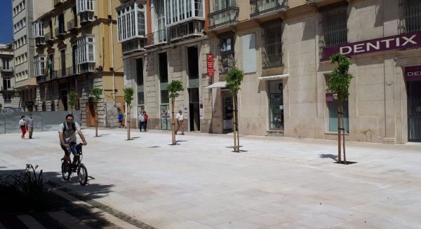 Metro de Málaga reurbaniza y libera el espacio de la rampa de excavación en Puerta del Mar