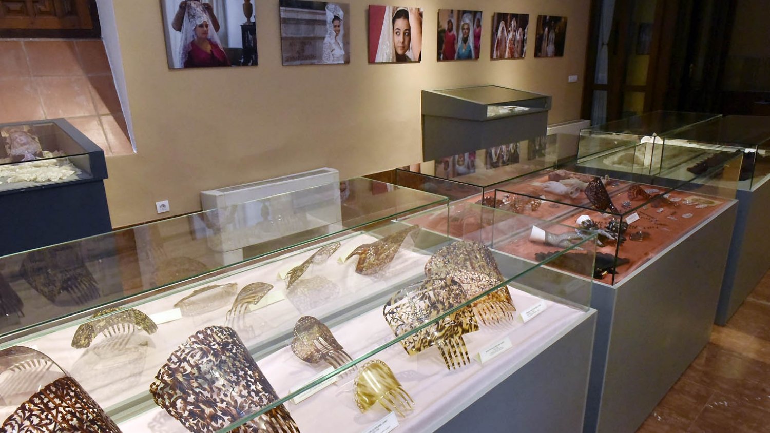 Antequera reabre desde hoy las exposiciones “La Mantilla: Gozo y Duelo” y “20 Años Subiendo al Calvario”