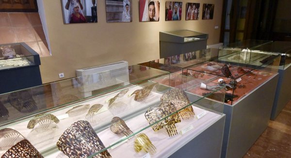 Antequera reabre desde hoy las exposiciones “La Mantilla: Gozo y Duelo” y “20 Años Subiendo al Calvario”