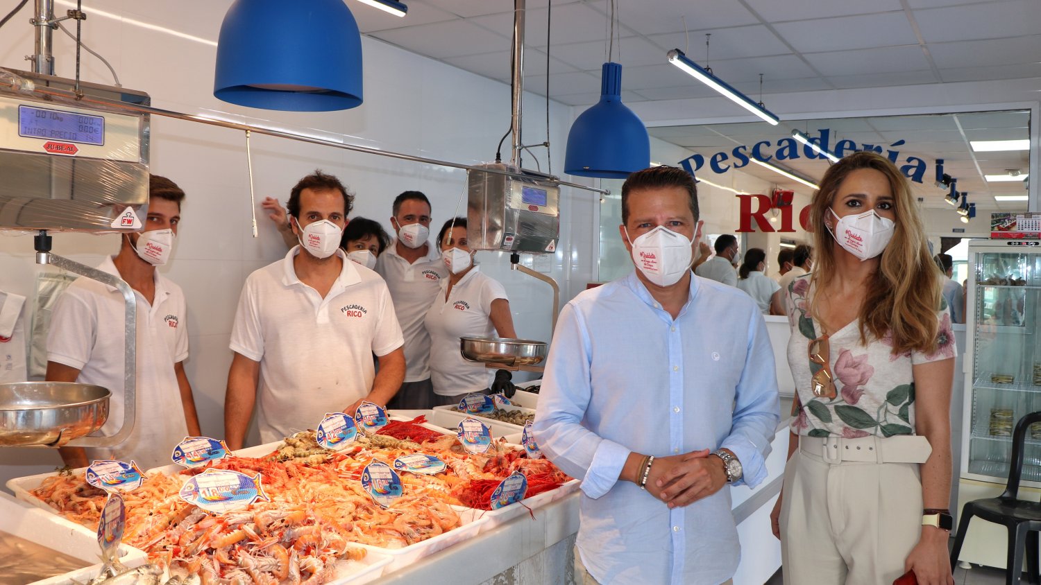 El Ayuntamiento de Torrox reparte un millar de mascarillas FPP2 entre sus pequeños comercios