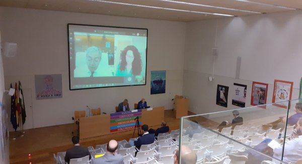 Igualdad destina dos millones de euros a innovar y mejorar el servicio andaluz de Teleasistencia