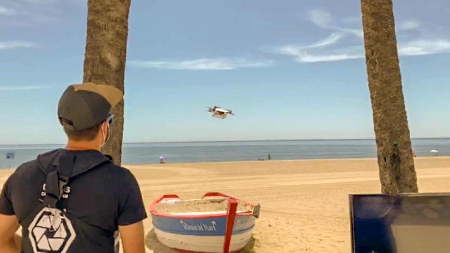 Estepona refuerza el servicio de socorrismo de playas con un dron que realizará labores de rescate