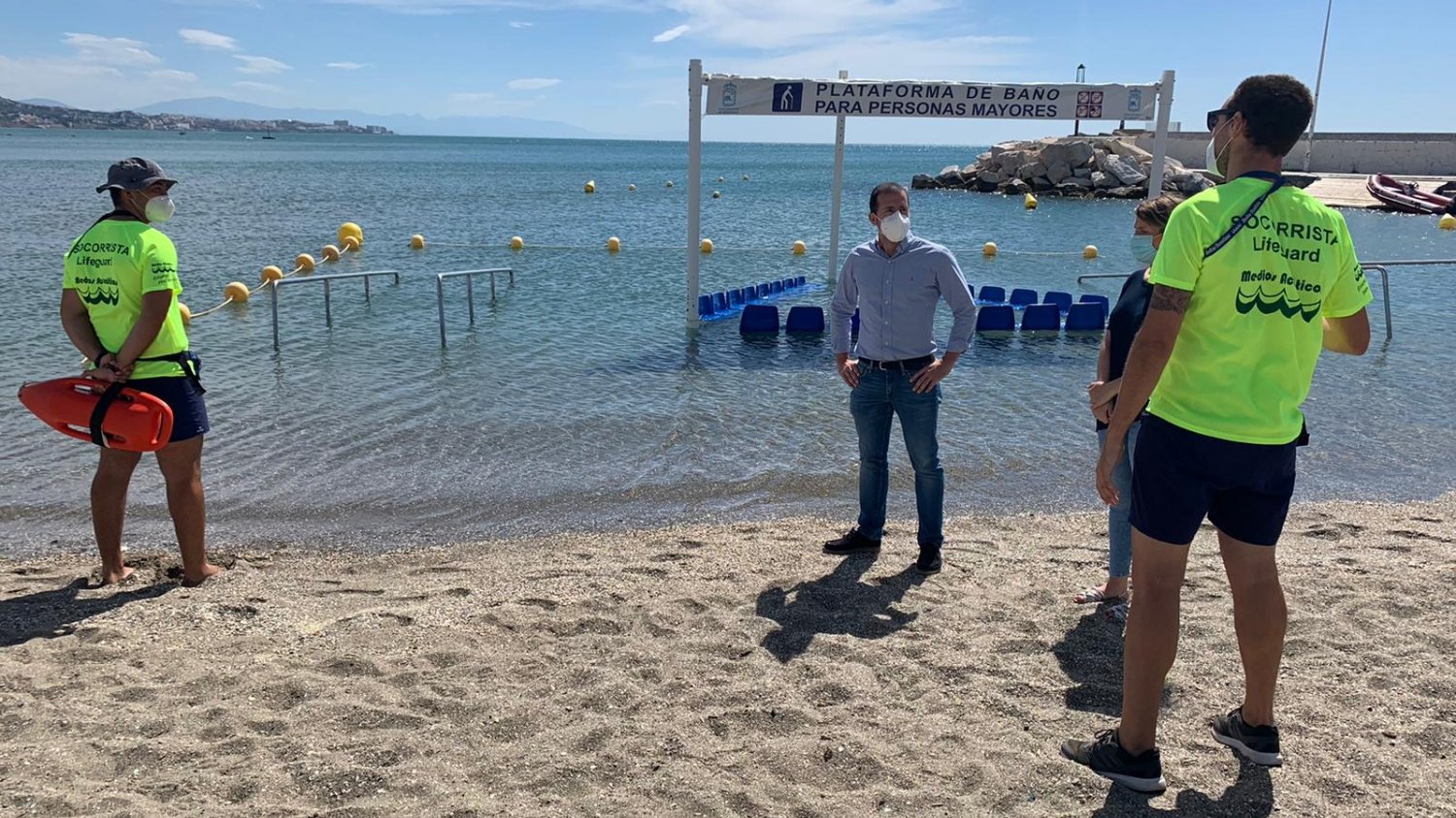 El Ayuntamiento de Fuengirola pone en marcha la zona de baño adaptado de la playa de San Fernando