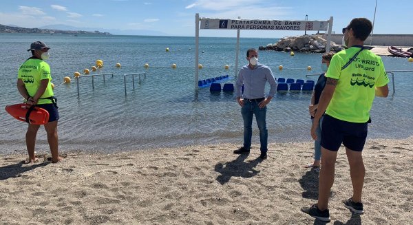 El Ayuntamiento de Fuengirola pone en marcha la zona de baño adaptado de la playa de San Fernando