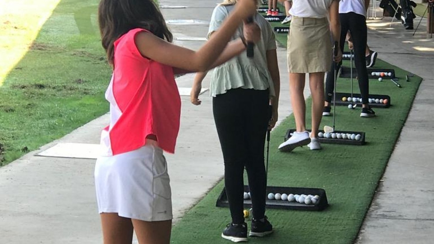Más de un centenar de alumnos reinician las clases en la Escuelas Deportivas Municipal de Golf de Estepona