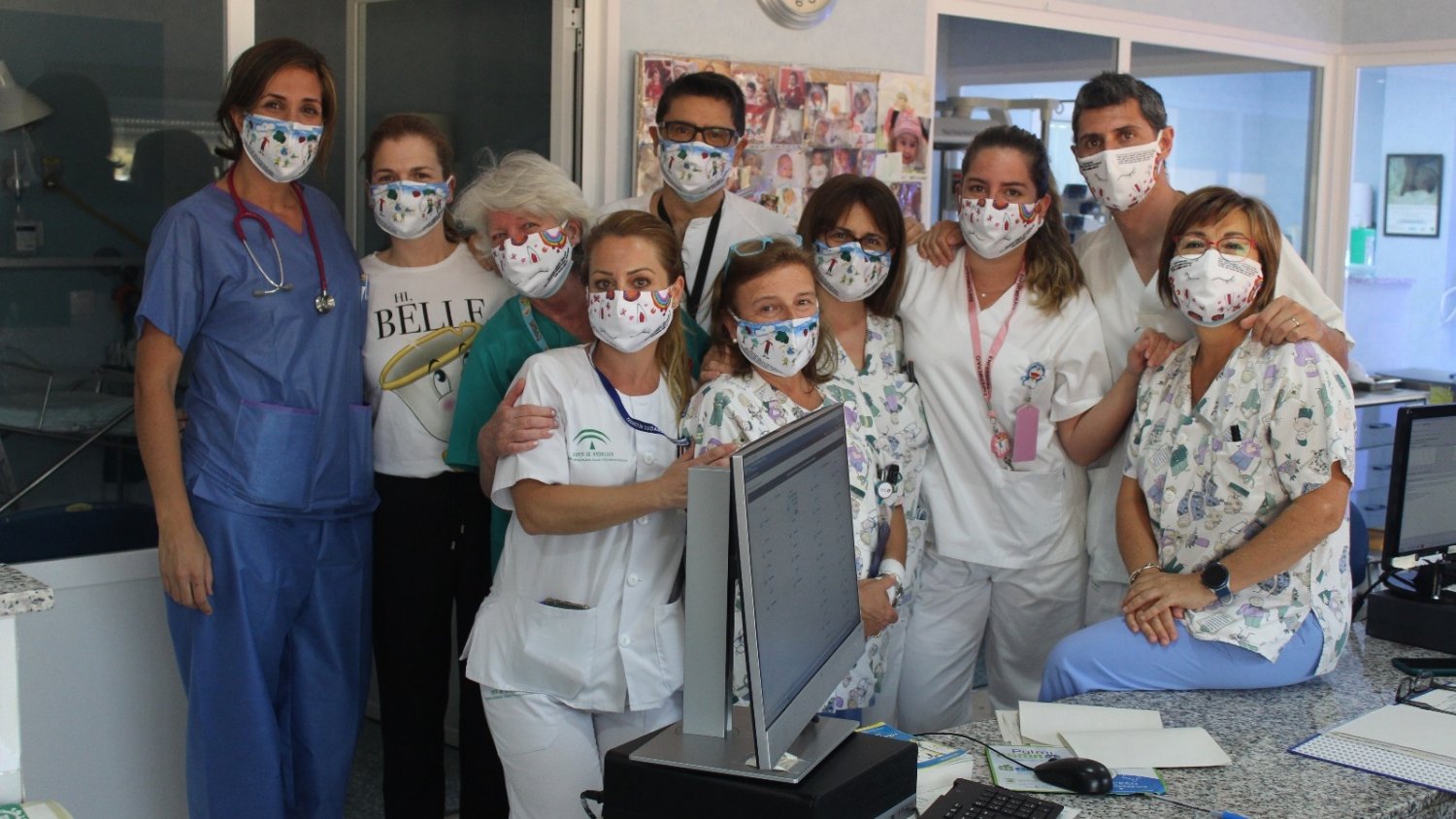 Estudiantes de Vélez-Málaga regalan mascarillas a menores y profesionales del Hospital de la Axarquía