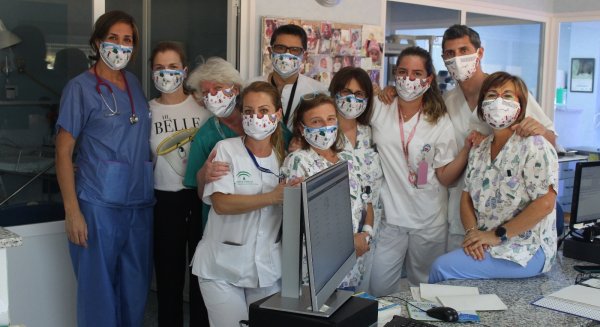 Estudiantes de Vélez-Málaga regalan mascarillas a menores y profesionales del Hospital de la Axarquía