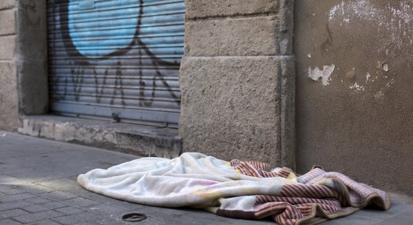 Denuncian el desalojo de los “sin techo” acogidos en el albergue Inturjoven sin centros para reubicarlos a todos