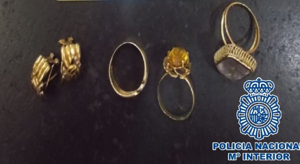 Detenida por robar joyas a un matrimonio octogenario que cuidaba durante el confinamiento
