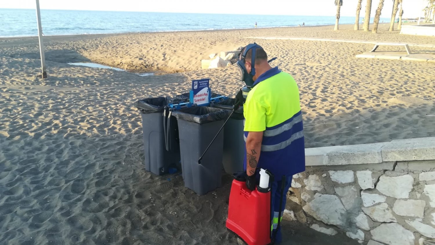 Las playas se suman a las tareas de desinfección de LIMASA