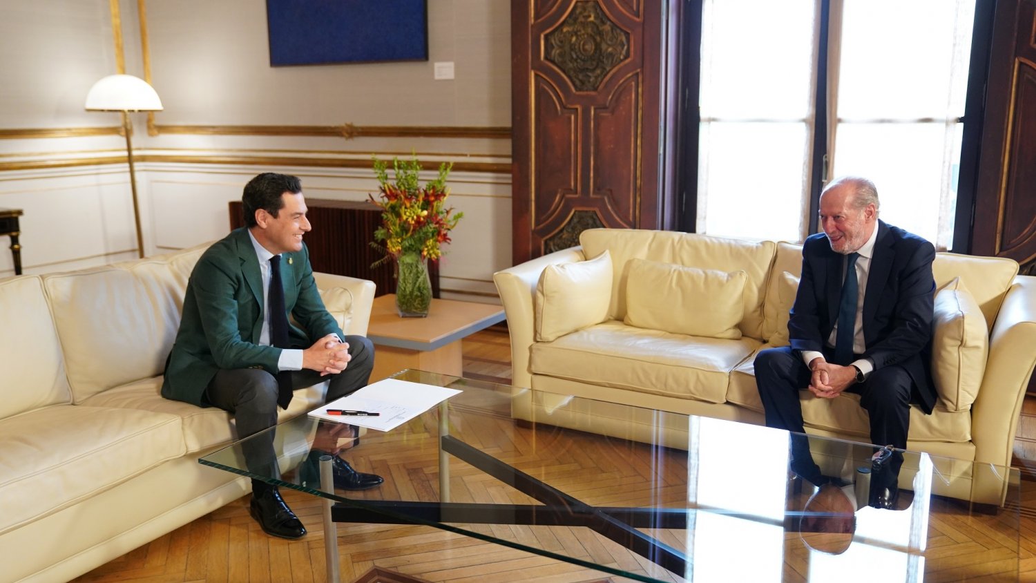 Moreno aboga por estrechar la colaboración con provincias y ayuntamientos para paliar la crisis