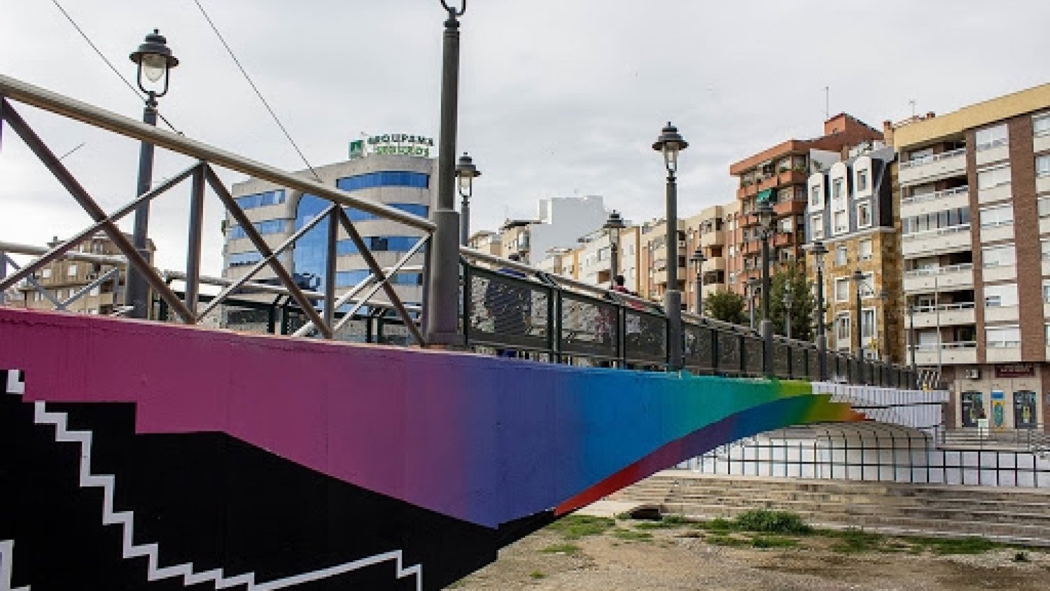 Comienzan los trabajos de demolición de la pasarela peatonal del Perchel