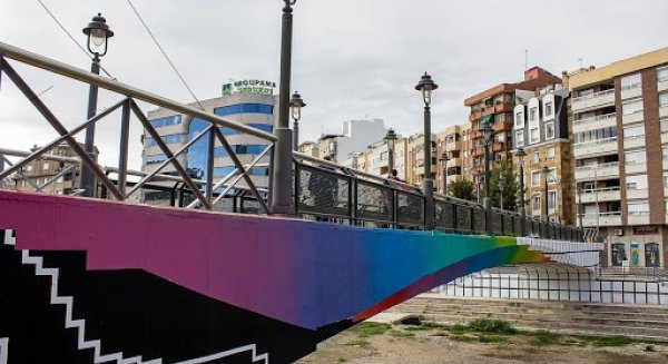 Comienzan los trabajos de demolición de la pasarela peatonal del Perchel