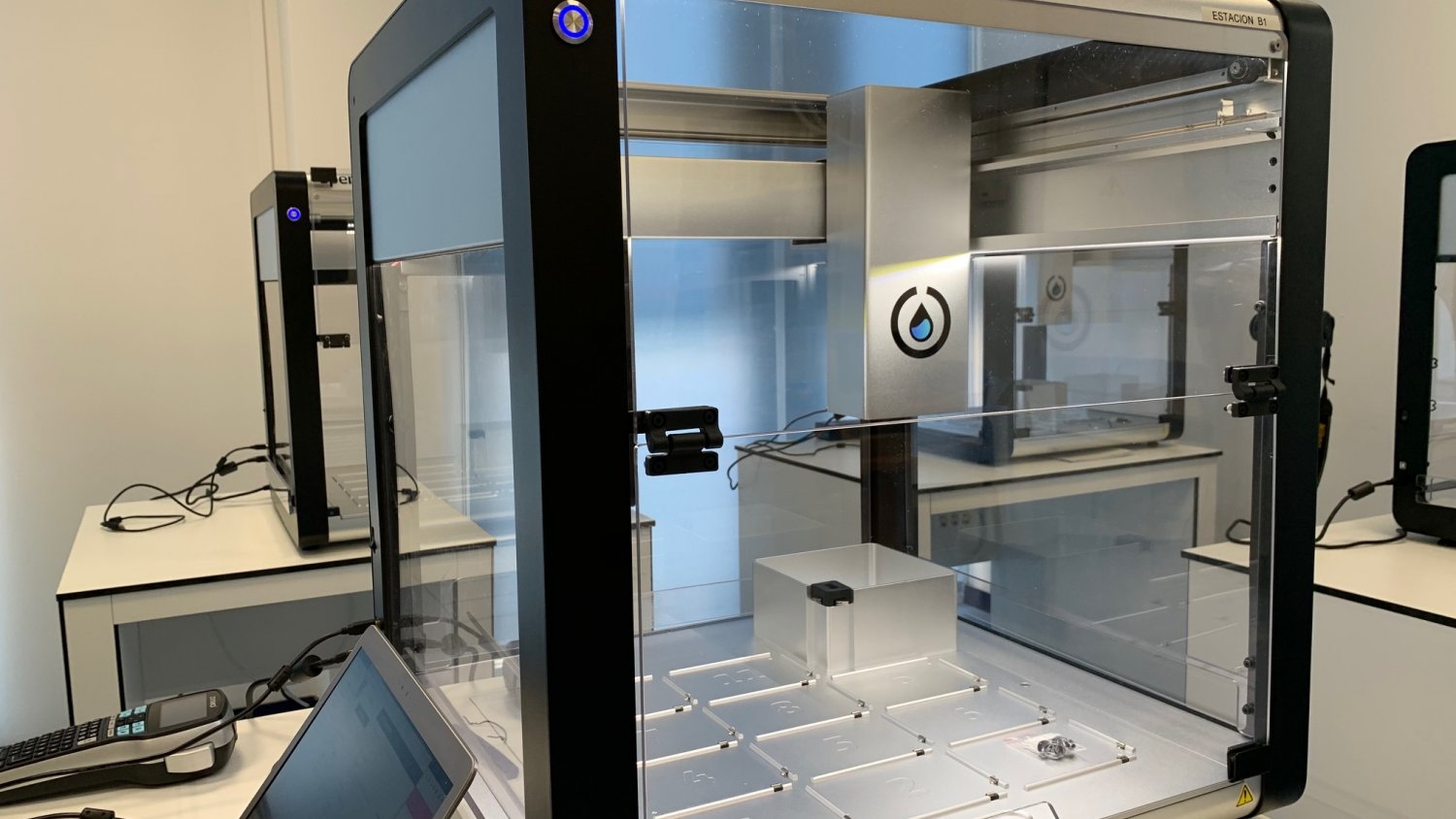 El Hospital Regional comienza a instalar el robot Opentrons con capacidad para analizar 2.400 PCR al día