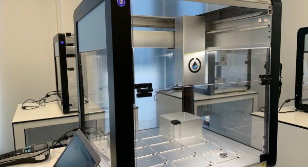 El Hospital Regional comienza a instalar el robot Opentrons con capacidad para analizar 2.400 PCR al día