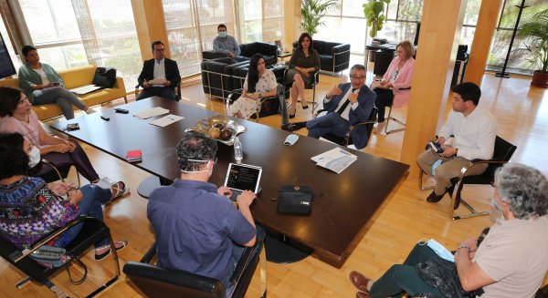 Salado reitera a colectivos vecinales el compromiso de la Diputación con la Senda Litoral en Vélez-Málaga