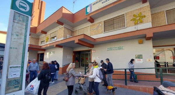 IU promueve con una campaña a pie de calle para concienciar en favor de los comercios locales