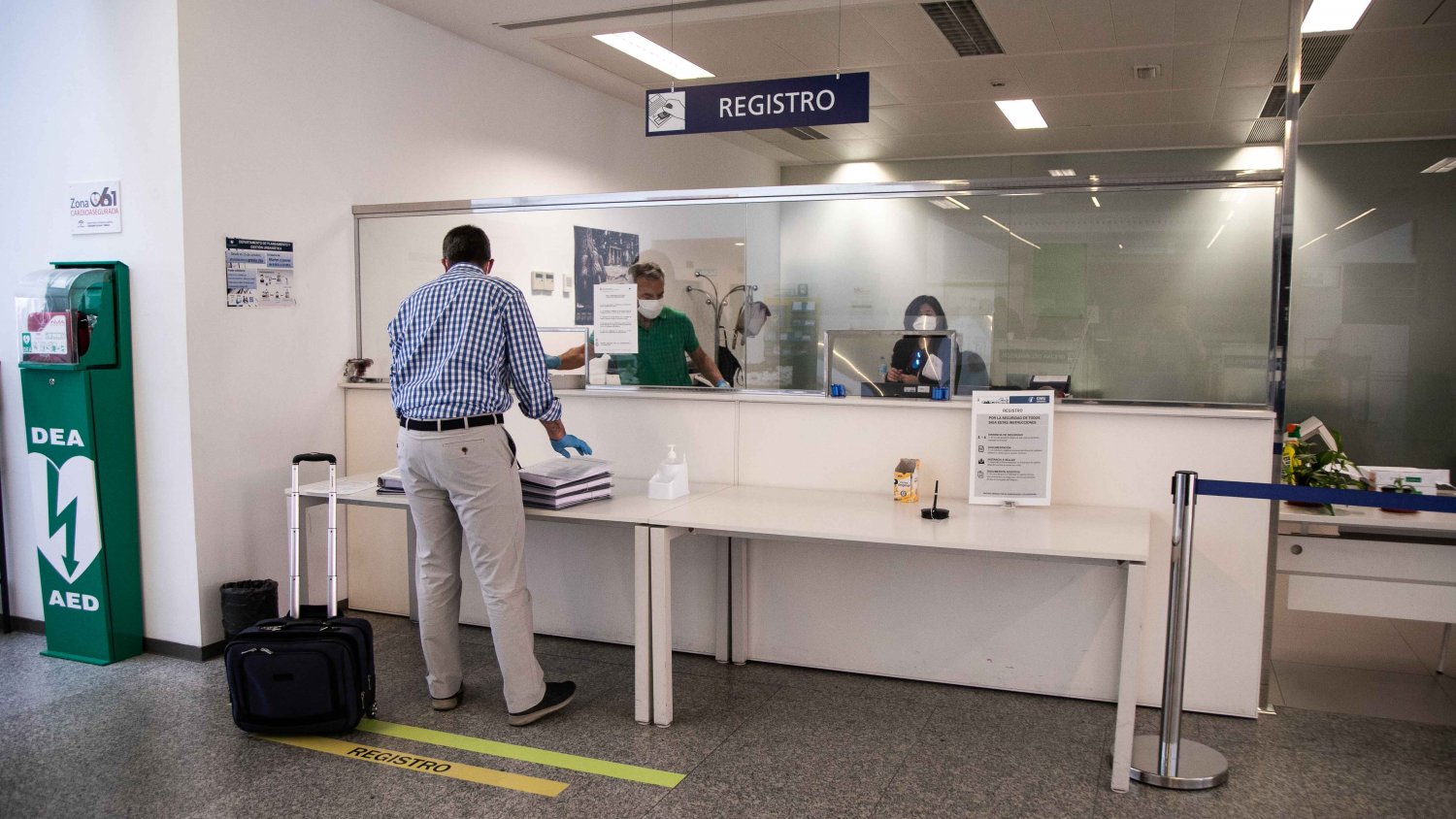 Los servicio operativos del Ayuntamiento de Málaga instalan mamparas en dependencias municipales