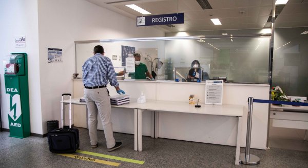 Los servicio operativos del Ayuntamiento de Málaga instalan mamparas en dependencias municipales